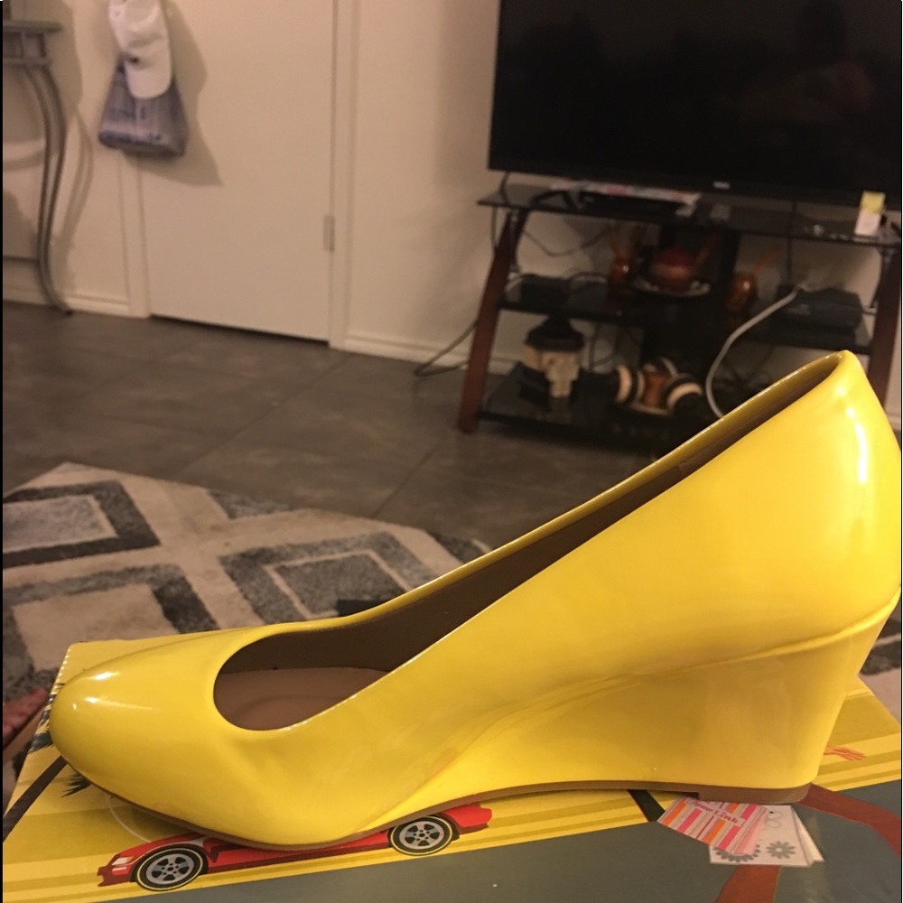 Yellow dress shoes